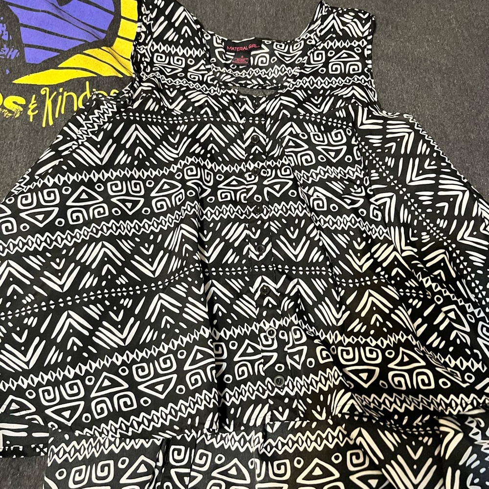 Cute design very flowy top